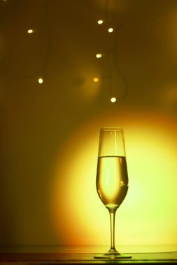 Discotque parti çubuğunda Ibiza İspanya ışıkların düğün sırasında prosecco kava bardak şampanya köpüklü şarap.