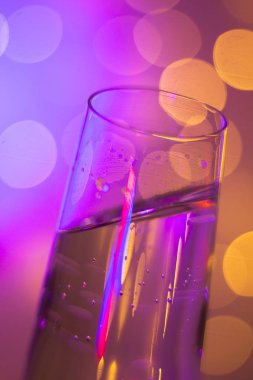 Discotque parti çubuğunda Ibiza İspanya ışıkların düğün sırasında prosecco kava bardak şampanya köpüklü şarap.