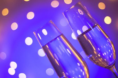 Discotque parti çubuğunda Ibiza İspanya ışıkların düğün sırasında prosecco kava bardak şampanya köpüklü şarap.