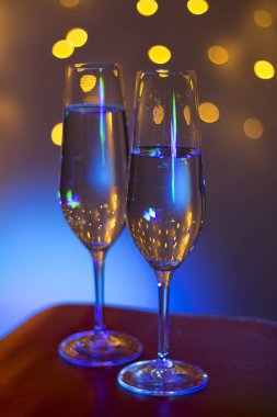 Discotque parti çubuğunda Ibiza İspanya ışıkların düğün sırasında prosecco kava bardak şampanya köpüklü şarap.