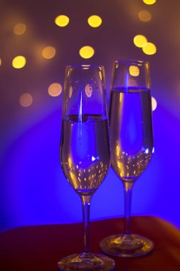 Discotque parti çubuğunda Ibiza İspanya ışıkların düğün sırasında prosecco kava bardak şampanya köpüklü şarap.