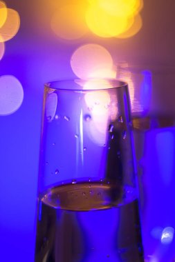 Discotque parti çubuğunda Ibiza İspanya ışıkların düğün sırasında prosecco kava bardak şampanya köpüklü şarap.
