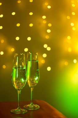 Discotque parti çubuğunda Ibiza İspanya ışıkların düğün sırasında prosecco kava bardak şampanya köpüklü şarap.