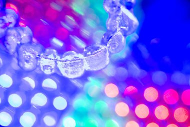 Görünmez diş hizmetli ortodontik parantez. Diş hizalamayı düzeltmek için plastik modern straighterners.