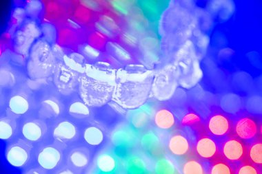 Görünmez diş hizmetli ortodontik parantez. Diş hizalamayı düzeltmek için plastik modern straighterners.