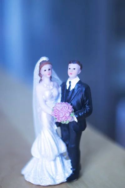 Düğün Çifti Pasta Üstte Plastik Figürler Smokin Gece Elbisesi Beyaz — Stok fotoğraf