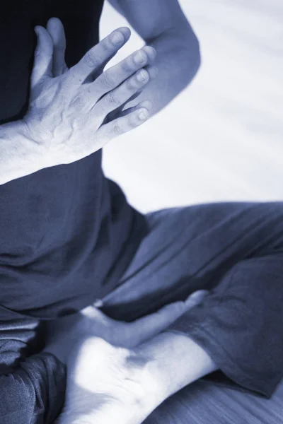 Profesor Yoga Hombre Haciendo Práctica Meditación Con Mano Mudra Asana — Foto de Stock