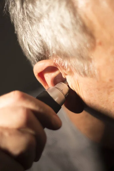 高齢者男は電動カッターで内耳髪をカット — ストック写真