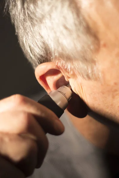 Seniorin Schneidet Innenohrhaare Mit Elektroschneider — Stockfoto