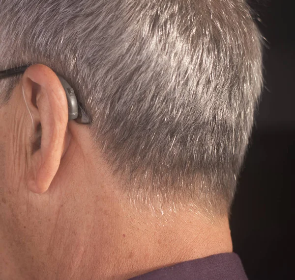 Gehörlose Seniorin Trägt Modernes Digitales Hightech Hörgerät Ohr — Stockfoto