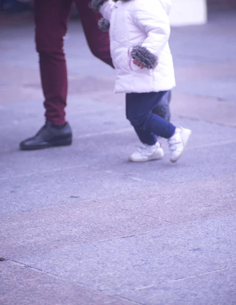 Люди Гуляющие Оживленном Городе Торговых Улиц Тротуар Тротуар Обувь Ноги — стоковое фото