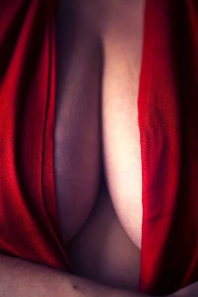丰满而性感的女人 胸部非常性感 胸部巨大的乳沟 在拍照时假扮成成年模特 — 图库照片