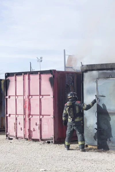 消防队员扑灭火警训练站灭火器背风紧急安全演习程序 — 图库照片