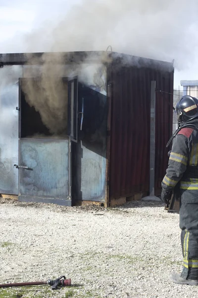 Bombero Apagando Estación Entrenamiento Incendios Extintor Backdraft Procedimiento Perforación Seguridad —  Fotos de Stock