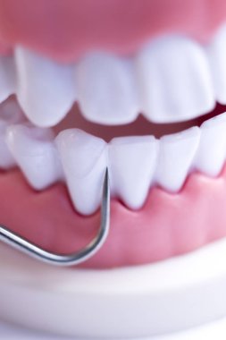 Titanyum metal diş hekimi temizlik dişler plak ve çürüme kaldırmak için araç almak.