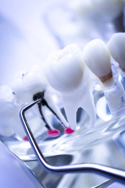 Titanyum metal diş hekimi temizlik dişler plak ve çürüme kaldırmak için araç almak.