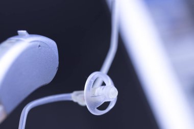Sağır ve har işitme yardımcı olmak için dijital modern teknoloji işitme cihazı.