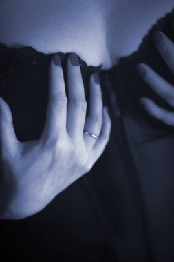 Göğüsleri büyük, erotik göğüsleri olan ve iç çamaşırlarıyla göz kamaştırıcı bir model olan zayıf, seksi kadın..