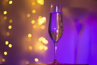 Discotque parti çubuğunda Ibiza İspanya ışıkların düğün sırasında prosecco kava bardak şampanya köpüklü şarap.