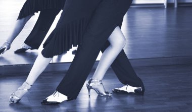 Balo salonu dans birkaç dansçılar ve prova dans stüdyosu okulda öğretmenler.