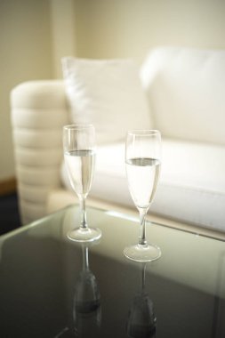 Lüks modern otel odası yatak odası yatak odası, yatak, çarşaf, yastık temiz ve misafirler için hazır..