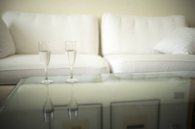 Lüks modern otel odası yatak odası yatak odası, yatak, çarşaf, yastık temiz ve misafirler için hazır..