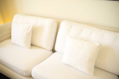 Lüks modern otel odası yatak odası yatak odası, yatak, çarşaf, yastık temiz ve misafirler için hazır..