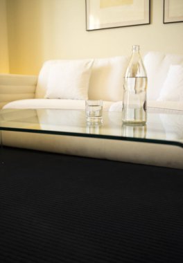 Lüks modern otel odası yatak odası yatak odası, yatak, çarşaf, yastık temiz ve misafirler için hazır..