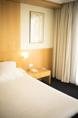 Lüks modern otel odası yatak odası yatak odası, yatak, çarşaf, yastık temiz ve misafirler için hazır..