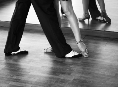 Balo dansı salsa eğitmenleri erkek ve kadın çift shcool prova odasında dans ediyorlar.