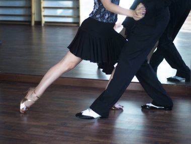 Balo dansı salsa eğitmenleri erkek ve kadın çift shcool prova odasında dans ediyorlar.