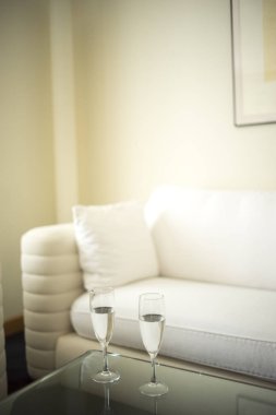 Lüks modern otel odası yatak odası yatak odası, yatak, çarşaf, yastık temiz ve misafirler için hazır..