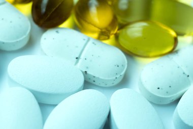 Morina karaciğer yağı kapsülleri ve vitamin mineral sağlık doğal ek hapları balık.