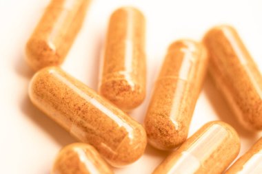 Sağlıklı bir yaşam için multi vitamin ve mineral doğal sağlık gıda takviyesi hapları.