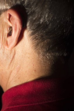 Modern dijital teknoloji işitme cihazı kulağına giyen sağır kıdemli vatandaş adam.