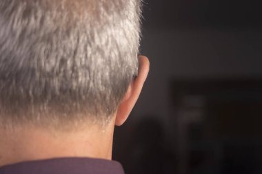 Modern dijital teknoloji işitme cihazı kulağına giyen sağır kıdemli vatandaş adam.