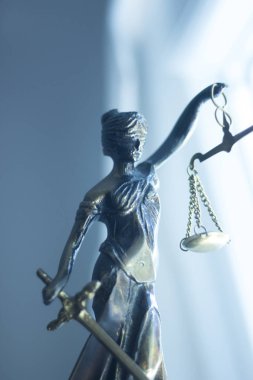Avukatlar ofiste adalet tanrıçası themis ile yasal hukuk firması bronz heykeli ölçekler.