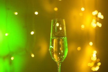 Diskotek Parti çubuğunda Ibiza İspanya ışıkların düğün sırasında prosecco kava bardak şampanya köpüklü şarap.