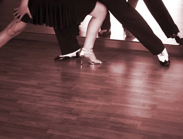 Balo Dansı Salsa Eğitmenleri Erkek Kadın Çift Shcool Prova Odasında — Stok fotoğraf