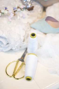 Gelin mağaza el yapımı elbise vitrin makas, iş parçacığı ve dikiş için malzeme.