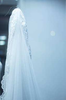 Gelin dükkanı kukla gelin manken mağaza ile beyaz gelinlik içinde.