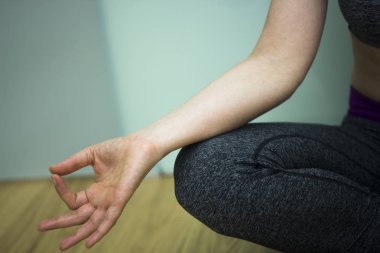 Asana poz mudra el duruş ile öğretim kadın eğitmeni yoga öğretmeni.