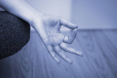 Asana poz mudra el duruş ile öğretim kadın eğitmeni yoga öğretmeni.
