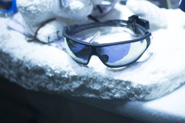 Mağaza Vitrini satışında yansıma kayak ve snowboard dükkanı gözlük anti modern yüksek teknoloji.