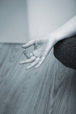Asana poz mudra el duruş ile öğretim kadın eğitmeni yoga öğretmeni.