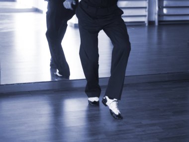 Erkek balo salonu dans salsa dans eğitmenleri adam okul prova odasında dans