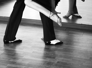 Balo dansı salsa eğitmenleri erkek ve kadın çift shcool prova odasında dans ediyorlar.