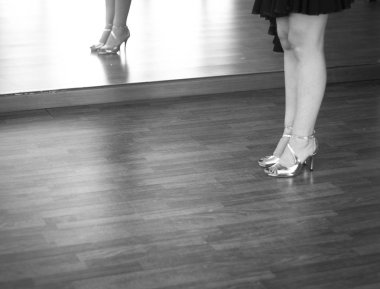 Kadın balo salonu dans salsa dansçısı eğitmen kadın okul prova odasında dans