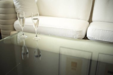 Lüks modern otel odası yatak odası yatak odası, yatak, çarşaf, yastık temiz ve misafirler için hazır..