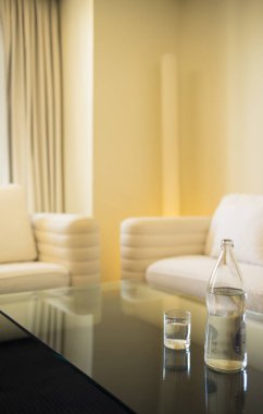 Lüks modern otel odası yatak odası yatak odası, yatak, çarşaf, yastık temiz ve misafirler için hazır..